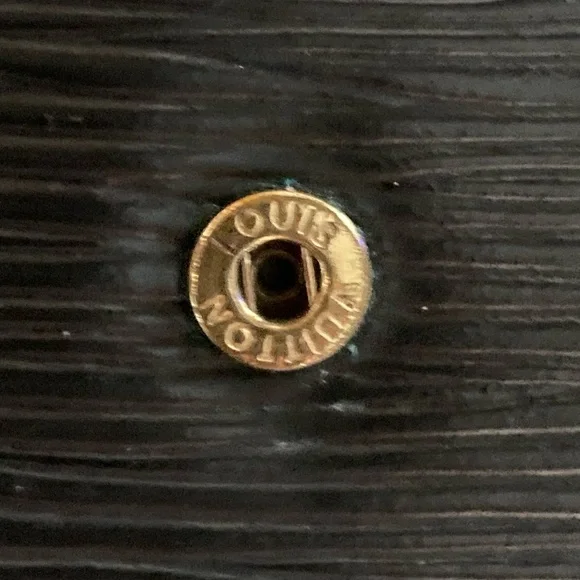 Louis Vuitton VINTAGE Epi 6 Key Holder in a beautiful noir color. - Picture 7 of 12